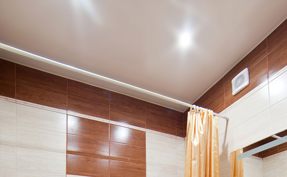 Satynowy sufit napinany w łazience S = 5,9 m2 Satynowy sufit napinany w łazience S = 5,9 m2